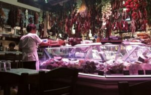 Karamanlidika-tsipouraki-apo-th-Naousa-kai-2-fetes-pastrami_2