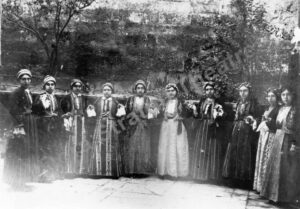 Κορίτσια της Σινασσού χορεύουν Συρτό. - Sinassos syrtos Cappadocia