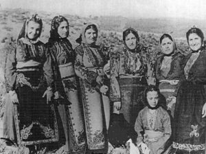 Γυναίκες με την παραδοσιακή επίσημη ένδυση της Καππαδοκίας. paradosiakh foresia Kappadokia