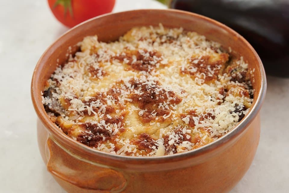 mousakas-karamanlidikos-me-pastourma_ergasthri-karamanlidika-ermou