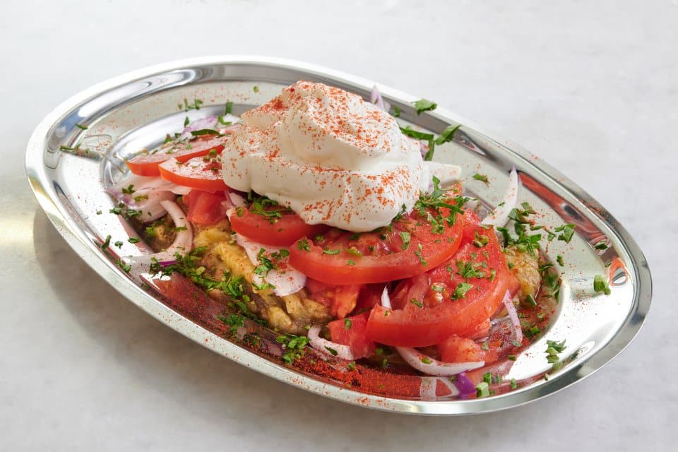 salata-xvriatikh-pontiakh-me-kapnisth-melitzana-paximadi-ntomata-galotyri_ergasthri-karamanlidika-ermou