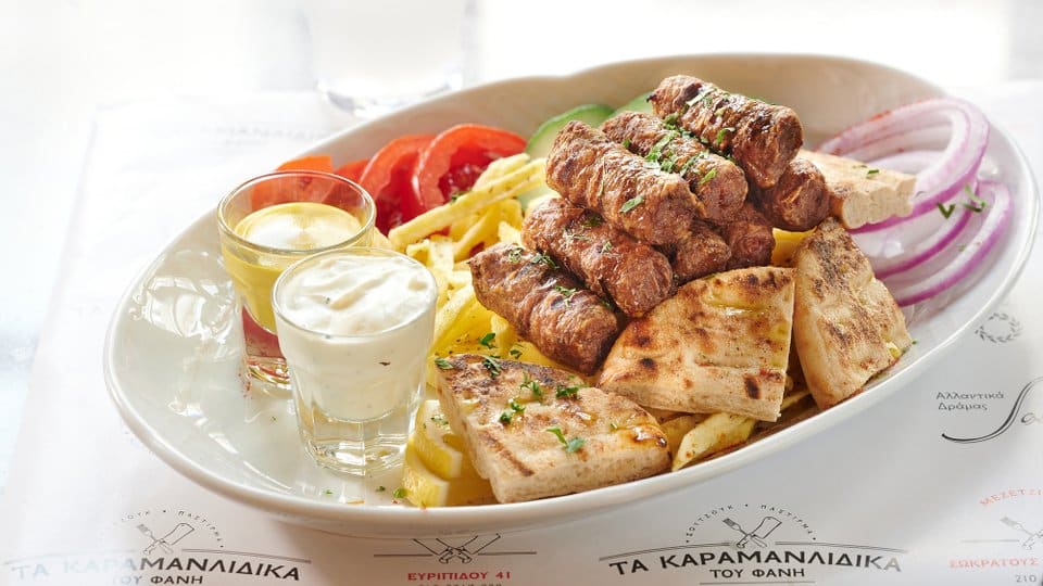 Σουτζουκάκια Αϊβαλιώτικα με πιτούλες, σαλάτα, πατάτες και σάλτσα